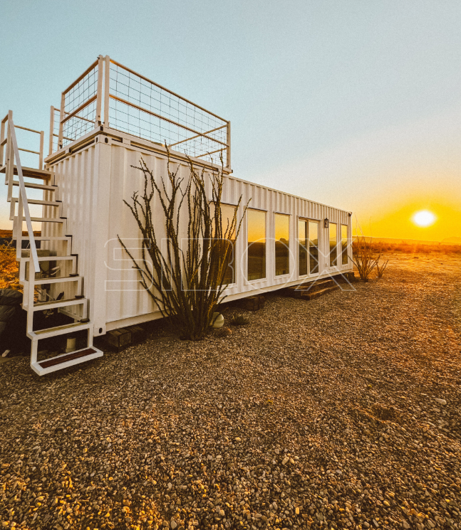 Módulo en campo al atardecer